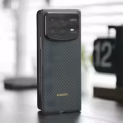 Складной смартфон Xiaomi Mix Fold 5 на столе