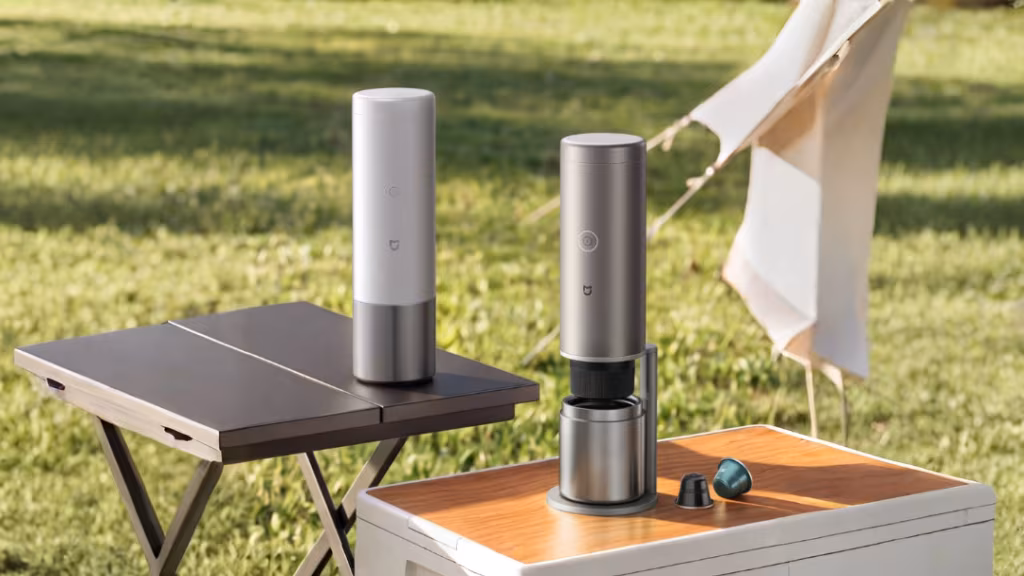 Кофемашина Mijia Portable Coffee Machine на столе в саду
