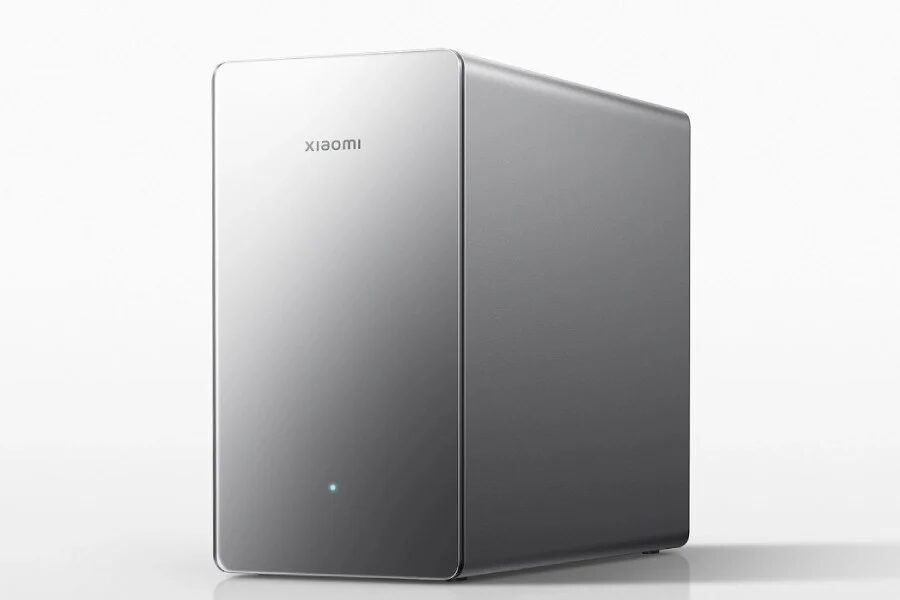 Серебристый NAS Xiaomi Smart Storage на фоне белого