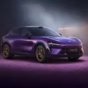 Электромобиль Xiaomi Yu Zimi под светом крышкой крышкой автомобиля