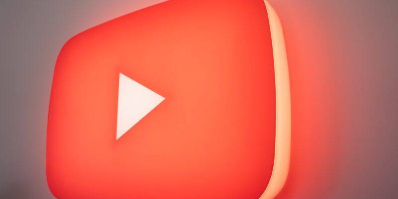 Логотип YouTube с кнопкой воспроизведения на светлом фоне
