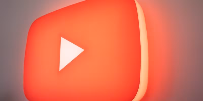 Логотип YouTube с кнопкой воспроизведения на светлом фоне