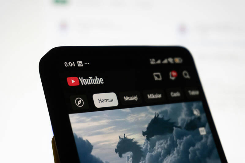 Экран смартфона с YouTube и интерфейсом чатов YouTube приватные чаты