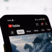 Экран смартфона с YouTube и интерфейсом чатов YouTube приватные чаты