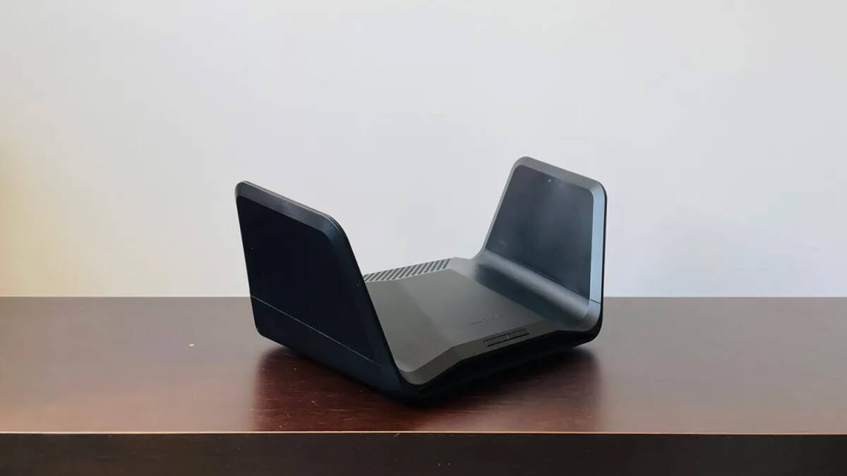 Wi-Fi маршрутизатор Netgear на деревянном столе