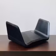 Wi-Fi маршрутизатор Netgear на деревянном столе