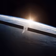 Космический спутник и Земля на орбите в космосе
