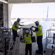 Три техника в ремонтной зоне аэропорта Starlink Emirates