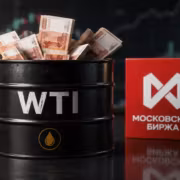 баррели нефти и логотип Мосбиржи фьючерс на нефть WTI