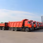 Пяти МАЗов самосвалы с прицепами на площадке ДСУ