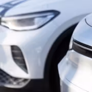 Близкий план передних частей Volkswagen и другого автомобиля Volkswagen