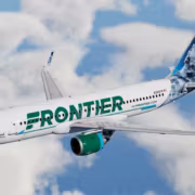 Самолет Frontier Airlines с изображением волка и звездного неба на хвосте