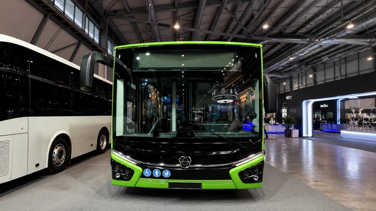 Электробус ЛиАЗ Citymax 12 и КАвЗ-4270 внутри выставочного зала