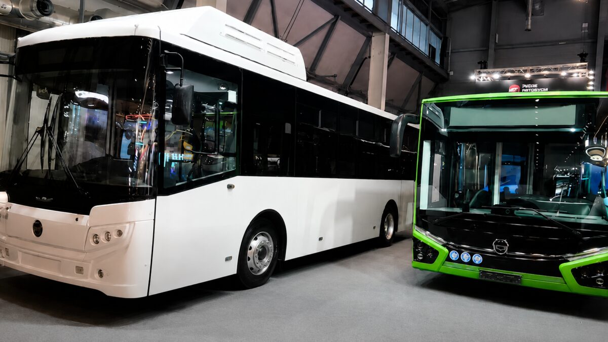 Автобус ЛиАЗ Citymax 12 и КАвЗ-4270 на выставке