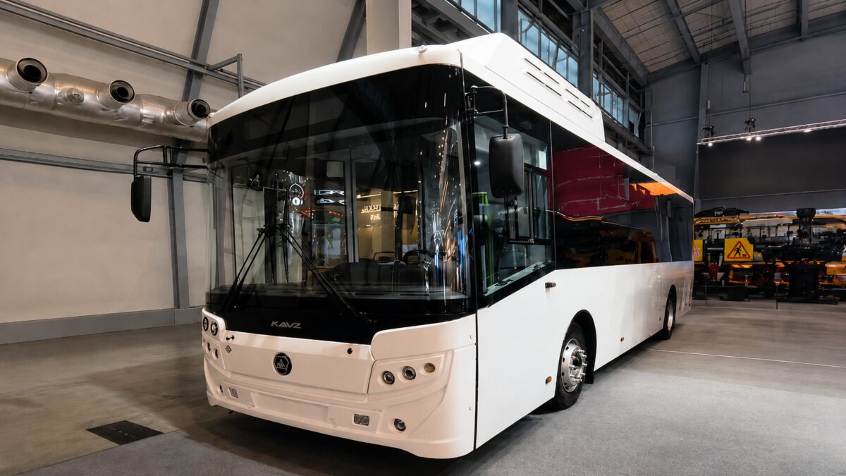 Автобус ЛиАЗ Citymax 12 внутри выставочного зала
