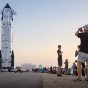 121-метровую ракету Starship собрали перед 13-м полётом в Техасе 2 Ракета Starship в сборке перед запуском на фоне людей и машин
