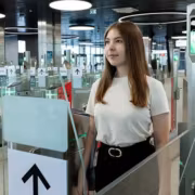 женщина стоит у турникета МЦД-4 оплата по лицу