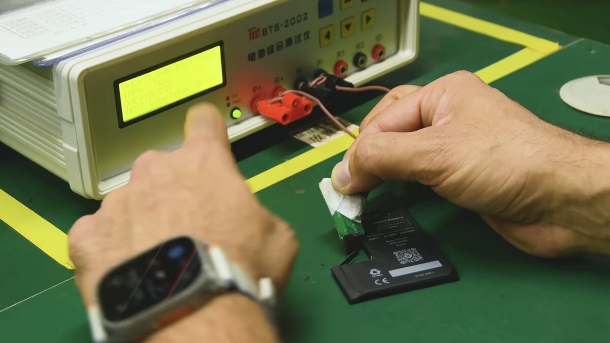 13 млн ячеек в месяц: iFixit показала сборку аккумулятора для iPhone на китайском заводе