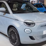 Электромобиль Fiat 500 2026 года на выставке