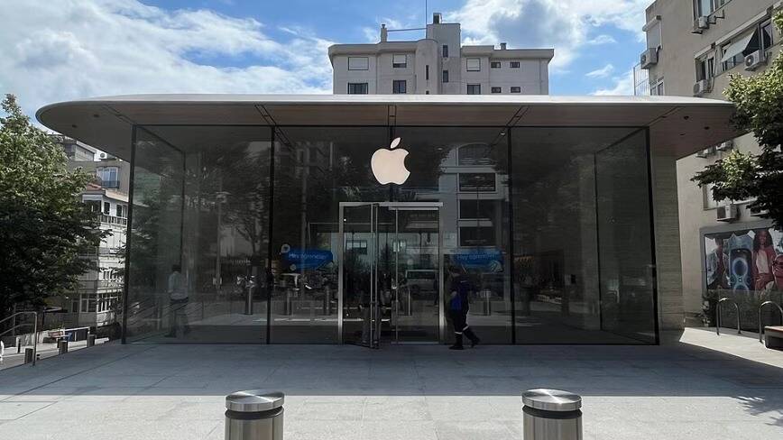 15 млрд чипов до 2031 года: Apple продлила сделку с Broadcom на $30 млрд 4 Фасад магазина Apple с логотипом в центре