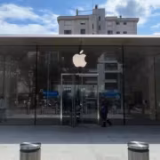 Фасад магазина Apple с логотипом в центре