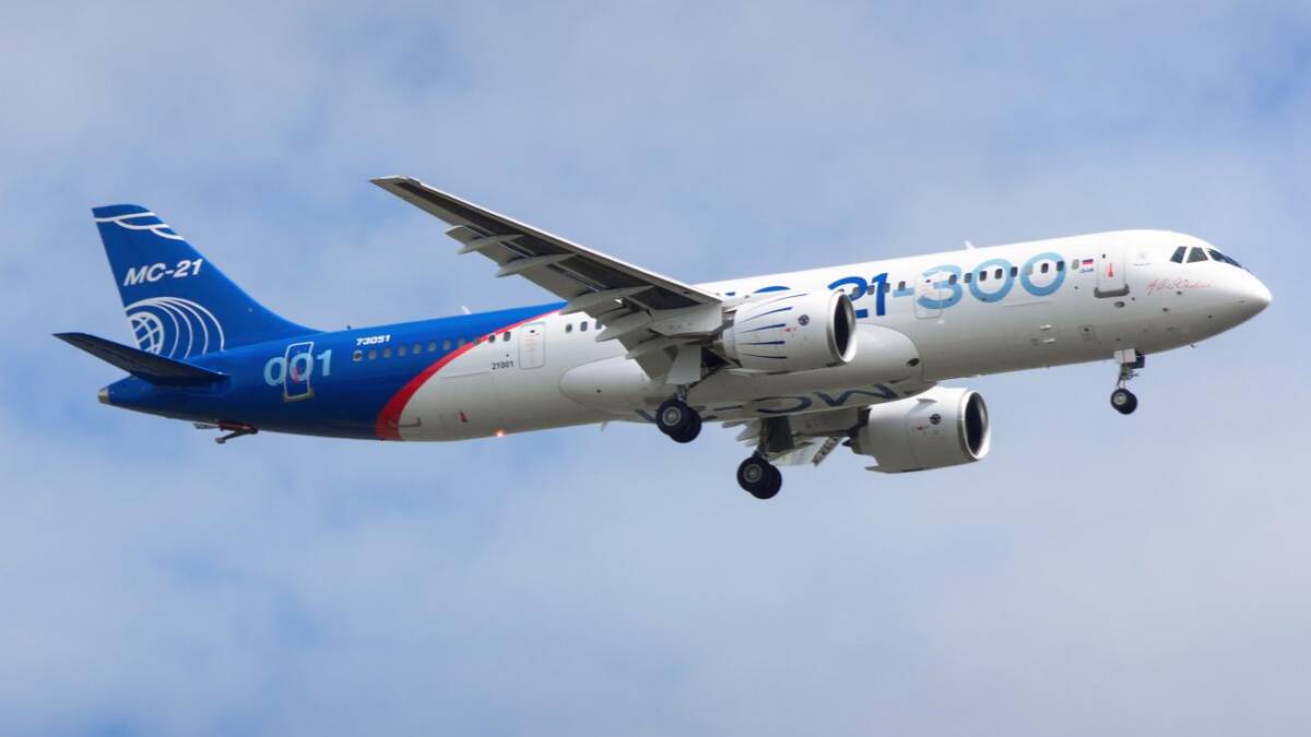 Самолет МС-21 в полёте с голубым фоном облаков