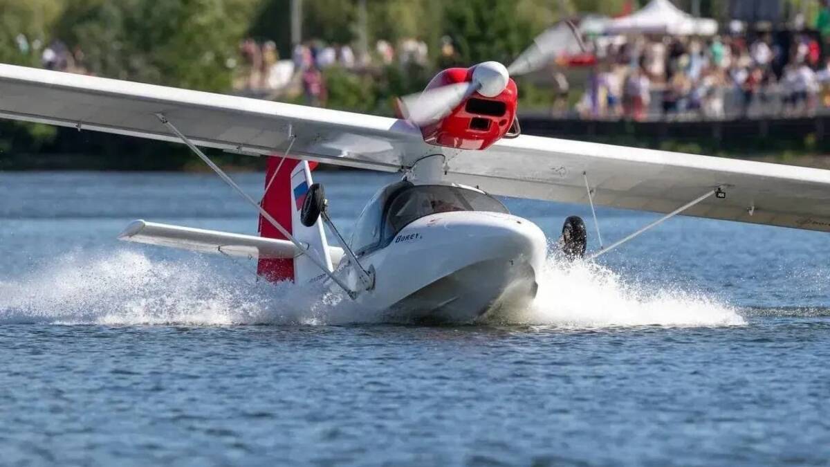 Малый самолёт Борея на воде Russia