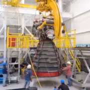 2 двигателя RS-25 прибыли в Кеннеди для ракеты SLS миссии Artemis III 4 Два двигателя RS-25 в зале тестирования ракеты SLS Artemis III