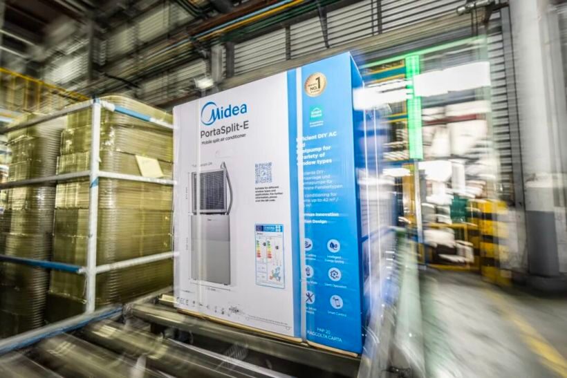 Коробка кондиционера Midea PortalSplit-E в складском помещении