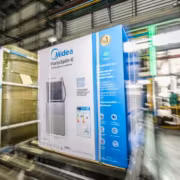 Коробка кондиционера Midea PortalSplit-E в складском помещении