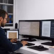 человек работает за компьютером с двумя мониторами ИИ из ИВ РАН