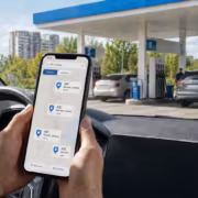Мужчина держит смартфон с картой АЗС название Альфа-Банк