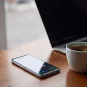 Кофейная кружка смартфон ноутбук на столе