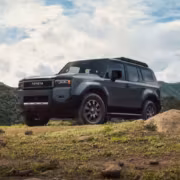 Внедорожник Land Cruiser на природе с горами