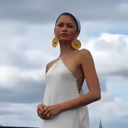 Зендаи в белом платье серьги Зендаи премьера