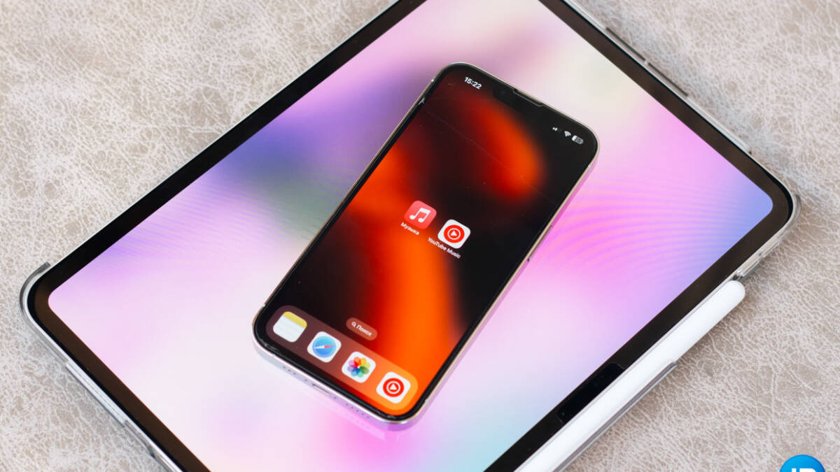 iPad и iPhone с приложениями YouTube Music и Яндекс Музыка