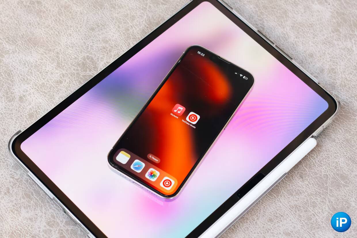 iPad и iPhone с приложениями YouTube Music и Яндекс Музыка