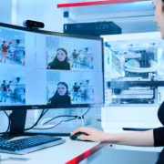 Человек за компьютером с LinQ HX для нейросетей