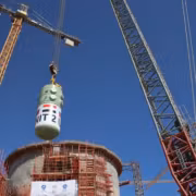 Кран и конструкция на строительной площадке АЭС Эль-Дабаа