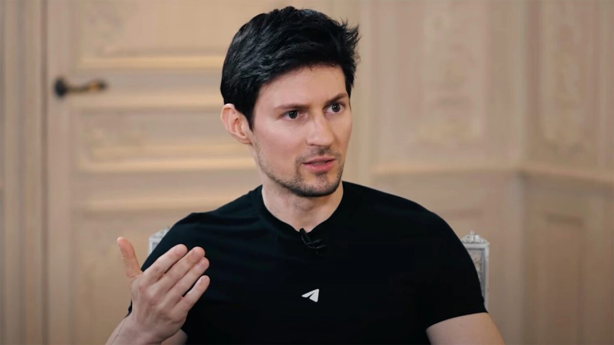 Мужчина в чёрной футболке Telegram ФСБ розыск