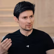 Мужчина в чёрной футболке Telegram ФСБ розыск