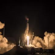 Ракета Rocket Lab Neutron запускается ночью на платформе