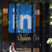 Множество человек на улице возле здания LinkedIn AI-детектор