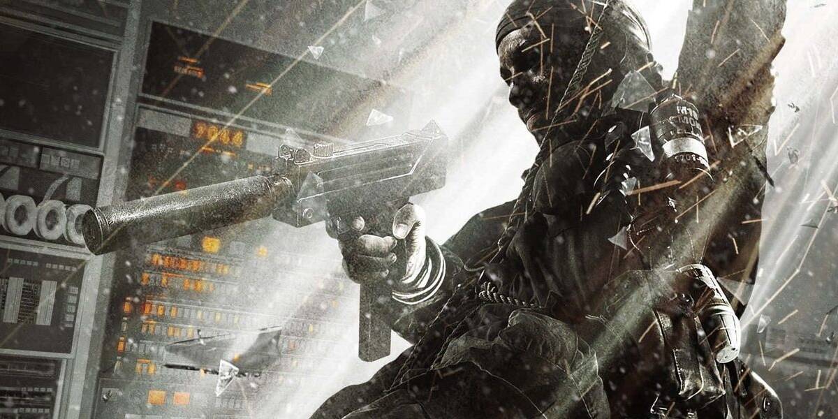 Мультиплеер Call of Duty: Black Ops на PlayStation — полный провал 3 Спасатель в каске и жилете с оружием на фоне компьютеров и техники в серверной