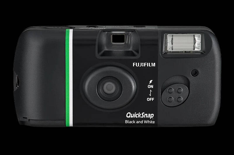 Fujifilm выпустила 2 плёночных камеры QuickSnap на 27 кадров 2 Фотокамера Fujifilm QuickSnap Black and White вид спереди