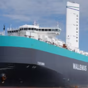 Транспортное судно Wallenius Wilhelmsen с парусом Wing560
