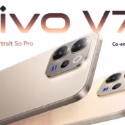 Две задние стороны смартфона Vivo V70 с камерой и логотипом