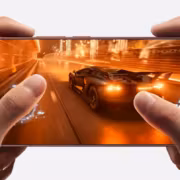 5 зарядок для Vivo V70, которые не упрутся в его быструю зарядку 6 Две руки держат смартфон с ярким экраном Vivo V70