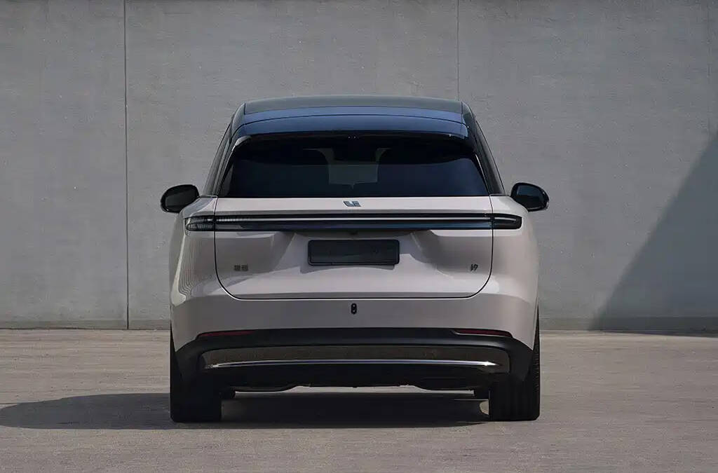 Задняя часть кроссовера Li Auto i9 серого цвета