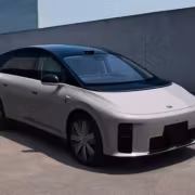 Электромобиль Li Auto i9 без номера с витыми колесами